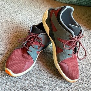 Merrell Men’s mesh sneakers in red and grey. Size US 9M